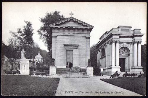 Links de kapel en rechts het grafmonument van Thiers (Père-Lachaise)